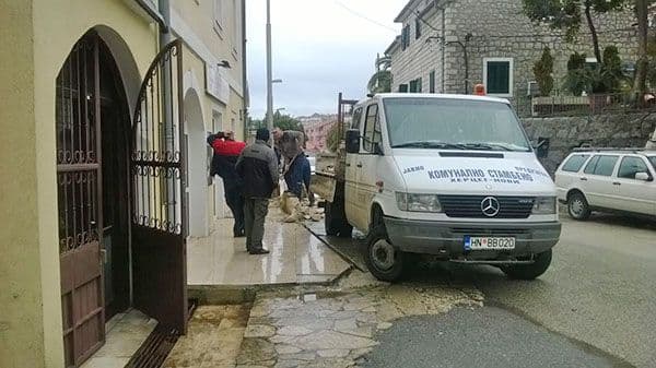 Srušen parapetni zid na Toploj Srušen parapetni zid na Toploj