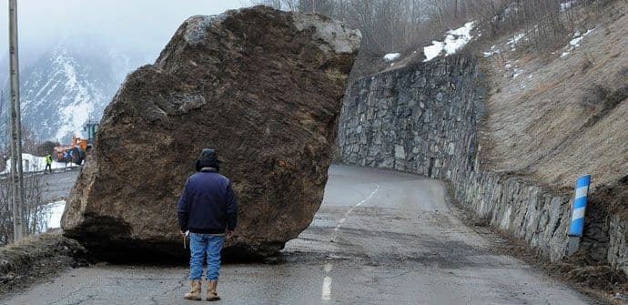Stijena od 50 tona blokirala zimovališta u Francuskoj Stijena od 50 tona blokirala zimovališta u Francuskoj