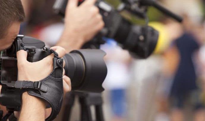 PRES KAO OGLASNA TABLA: Kad je novinar samo držač mikrofona PRES KAO OGLASNA TABLA: Kad je novinar samo držač mikrofona