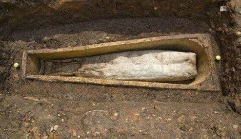 Ko je sahranjen u grobu pored Ričarda III? Ko je sahranjen u grobu pored Ričarda III?