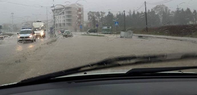 FOTO: Glavna cesta u Sutomoru pod vodom FOTO: Glavna cesta u Sutomoru pod vodom