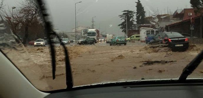 HAOS NA PUTEVIMA: Obustavljen saobraćaj na većini putnih pravaca (VIDEO)   HAOS NA PUTEVIMA: Obustavljen saobraćaj na većini putnih pravaca (VIDEO)
