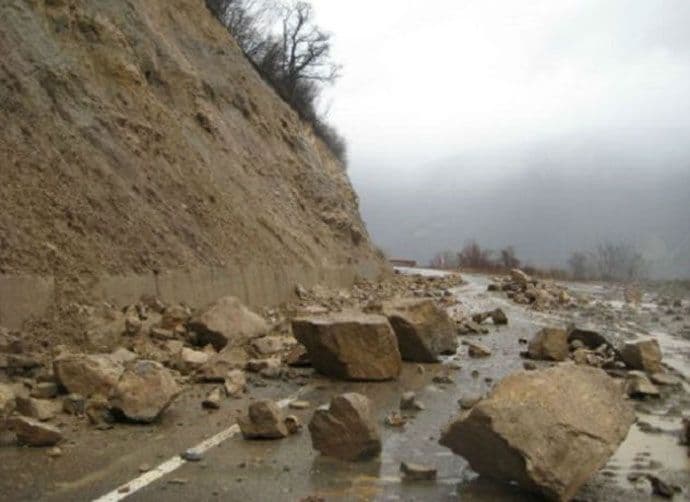 Zbog odrona zatvorena jedna traka na putu Budva - Cetinje Zbog odrona zatvorena jedna traka na putu Budva - Cetinje