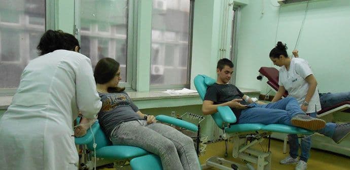 Maturanti Ekonomske škole organizovali akciju dobrovoljnog davanja krvi Maturanti Ekonomske škole organizovali akciju dobrovoljnog davanja krvi