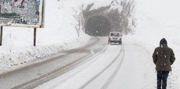 Put Nikšić-Šavnik: Mećava zarobila dva kombija i desetak automobila Put Nikšić-Šavnik: Mećava zarobila dva kombija i desetak automobila