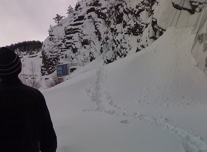 Nikšić-Šavnik: Počela evakuacija zavijanih putnika iz dva kombija  Nikšić-Šavnik: Počela evakuacija zavijanih putnika iz dva kombija