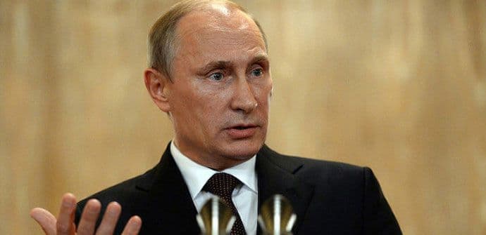 Putin smanjio svoju platu za 10 odsto Putin smanjio svoju platu za 10 odsto