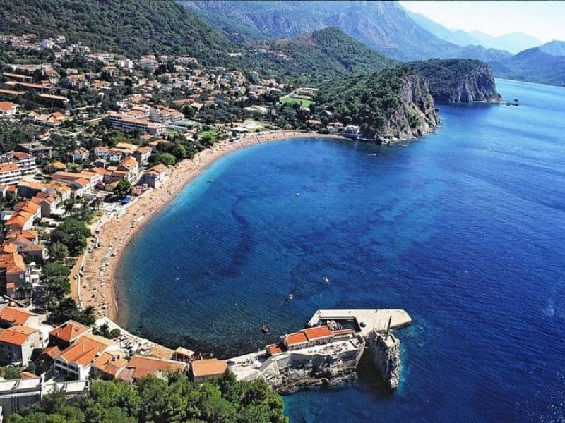 Masovna tuča u Petrovcu, trojica povrijeđenih Masovna tuča u Petrovcu, trojica povrijeđenih