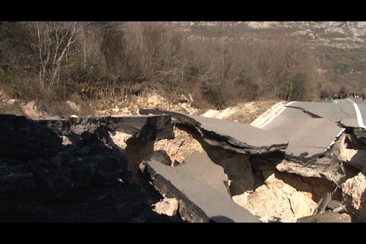 Put CT-BD i dalje zatvoren zbog klizišta u Markovićima (VIDEO) Put CT-BD i dalje zatvoren zbog klizišta u Markovićima (VIDEO)
