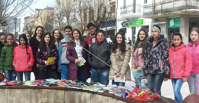 CETINJE: Dijelili poklone sugrađankama povodom 8. marta  CETINJE: Dijelili poklone sugrađankama povodom 8. marta