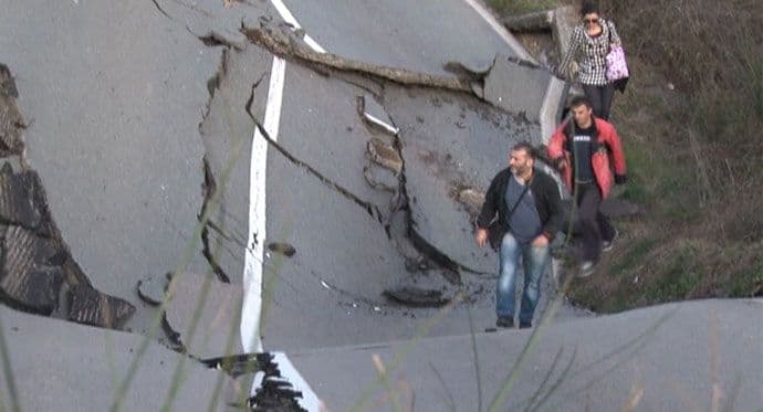 Magistrala u Markovićima i dalje klizi, kuće ugrožene (VIDEO) Magistrala u Markovićima i dalje klizi, kuće ugrožene (VIDEO)