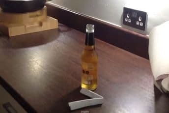 VIDEO: Kako otvoriti flašu piva uz pomoć lista papira