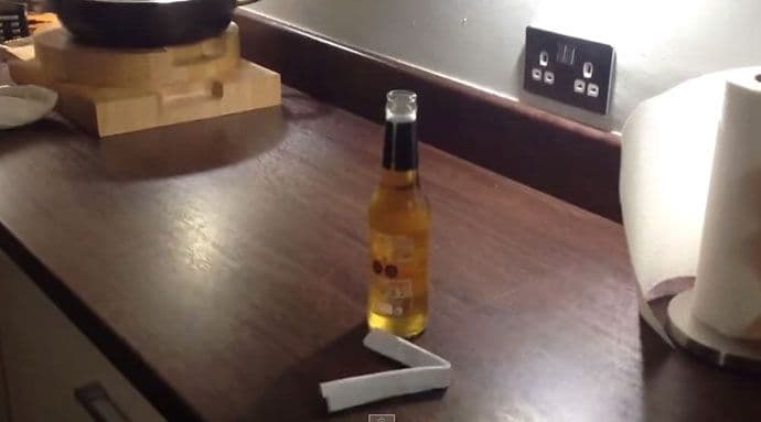 VIDEO: Kako otvoriti flašu piva uz pomoć lista papira VIDEO: Kako otvoriti flašu piva uz pomoć lista papira