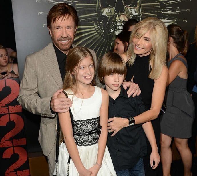 (VIDEO) Čak Noris slavi 75. rođendan (VIDEO) Čak Noris slavi 75. rođendan