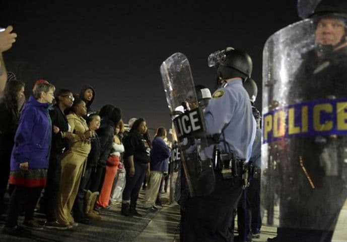 Ferguson: Dva policajca povrijeđena u pucnjavi Ferguson: Dva policajca povrijeđena u pucnjavi