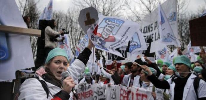 Desetine hiljada medicinskih radnika protestovalo u Parizu Desetine hiljada medicinskih radnika protestovalo u Parizu