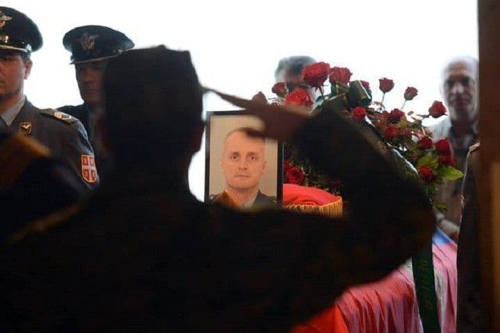 TUGA U SRBIJI: Piloti sahranjeni uz najveće počasti TUGA U SRBIJI: Piloti sahranjeni uz najveće počasti
