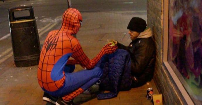 Anonimni Spajdermen noću hrani beskućnike Anonimni Spajdermen noću hrani beskućnike