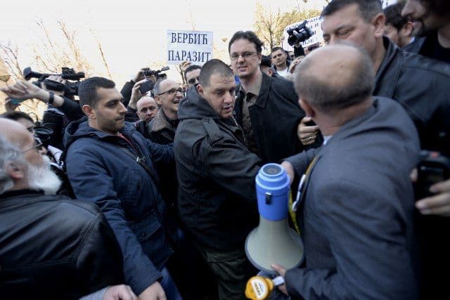 SRBIJA: Demonstranti isprskali ministra prosvjete SRBIJA: Demonstranti isprskali ministra prosvjete