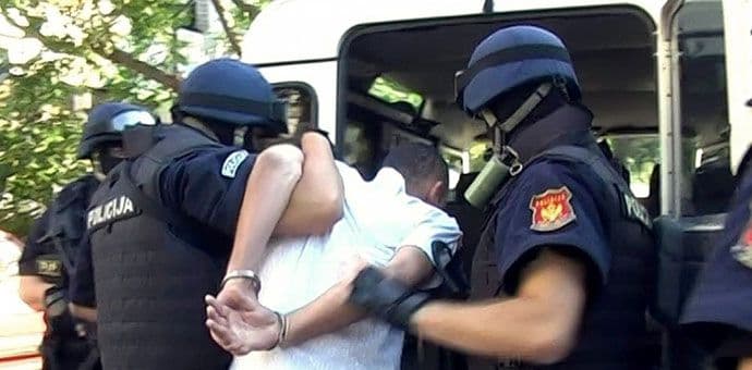 Uhapšeno pet fudbalera zbog sumnje u namještanje mečeva Uhapšeno pet fudbalera zbog sumnje u namještanje mečeva