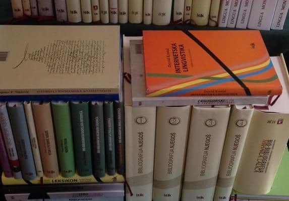 Čirgić poklonio knjige biblioteci Crnogorskog kulturnog centra u Lovćencu Čirgić poklonio knjige biblioteci Crnogorskog kulturnog centra u Lovćencu