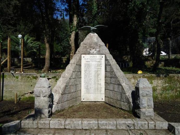 Azmont uklonio spomenik vazduhoplovcima u Kumboru Azmont uklonio spomenik vazduhoplovcima u Kumboru