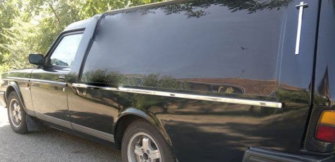 U Nikšiću zapaljeno pogrebno vozilo firme Lončar U Nikšiću zapaljeno pogrebno vozilo firme Lončar