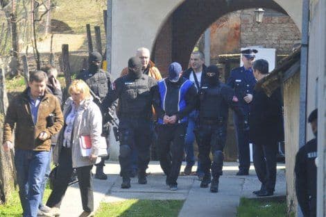 VIDEO: Hapšenje "snajperiste iz Petrovaradina", u stanu nađena puška i bombe VIDEO: Hapšenje "snajperiste iz Petrovaradina", u stanu nađena puška i bombe