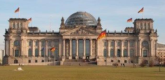 Molotovljev koktel na Bundestag Molotovljev koktel na Bundestag