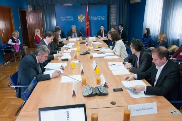 Ustavan predlog o naknadama za majke sa više djece  Ustavan predlog o naknadama za majke sa više djece