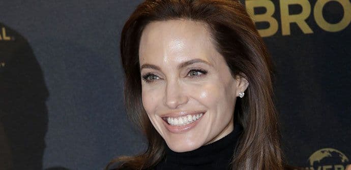 Anđelina Đžoli objasnila zašto se odlučila na još jednu operaciju Anđelina Đžoli objasnila zašto se odlučila na još jednu operaciju