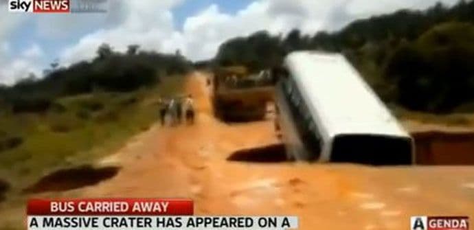 VIDEO: Rupa na putu guta autobus  VIDEO: Rupa na putu guta autobus