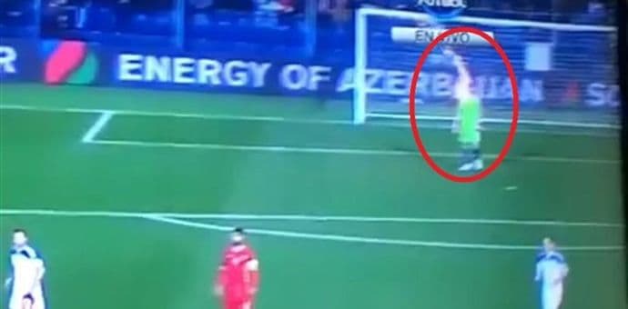 VIDEO: Kako je ruski golman pogođen bakljom VIDEO: Kako je ruski golman pogođen bakljom