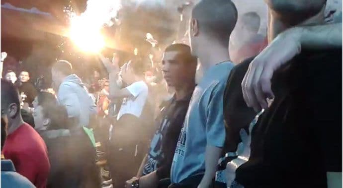 Pogledajte ko je sa sjeverne tribine bacio baklju na teren (VIDEO) Pogledajte ko je sa sjeverne tribine bacio baklju na teren (VIDEO)