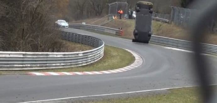 VIDEO: Automobil poletio u publiku, jedna osoba poginula! VIDEO: Automobil poletio u publiku, jedna osoba poginula!