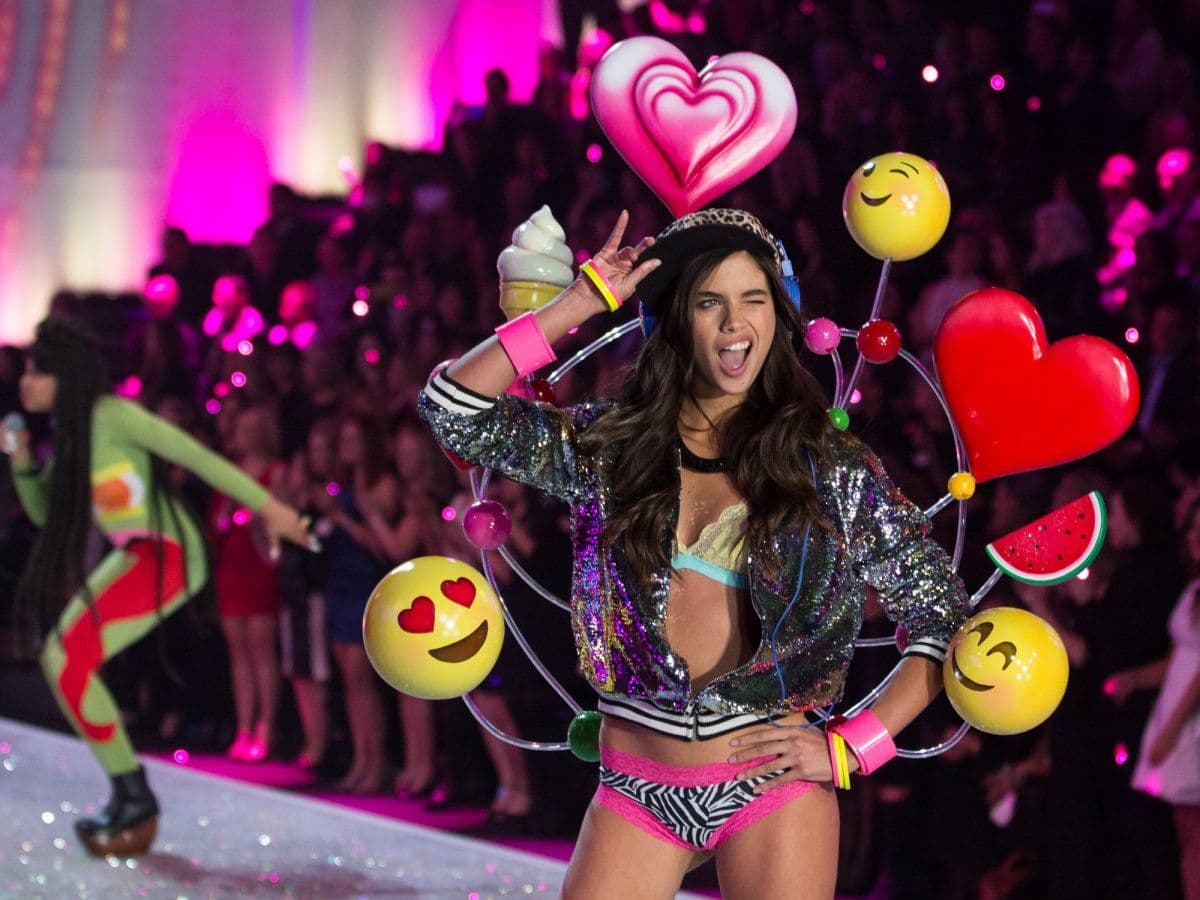 SARA SAMPAJO: Kad "anđeo" reklamira hamburger SARA SAMPAJO: Kad "anđeo" reklamira hamburger