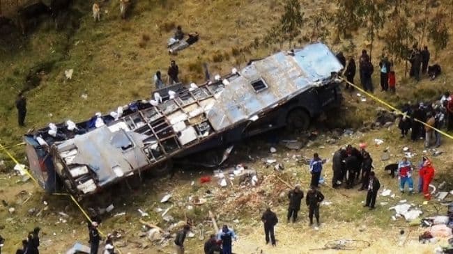 PERU: Autobus pao u provaliju, 21 žrtva PERU: Autobus pao u provaliju, 21 žrtva