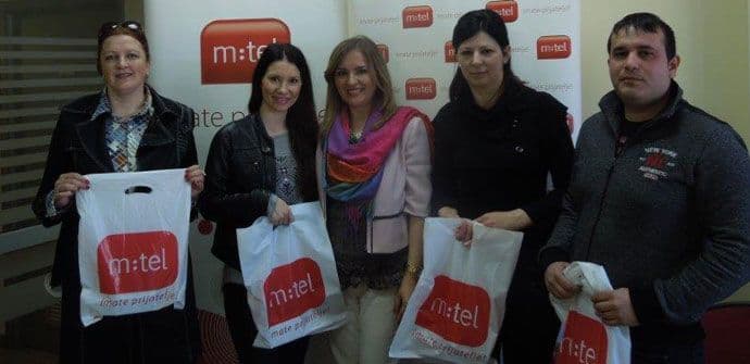 Dobitnicima nagradne igre m:tel-a i Huawei-a uručeni telefoni Dobitnicima nagradne igre m:tel-a i Huawei-a uručeni telefoni