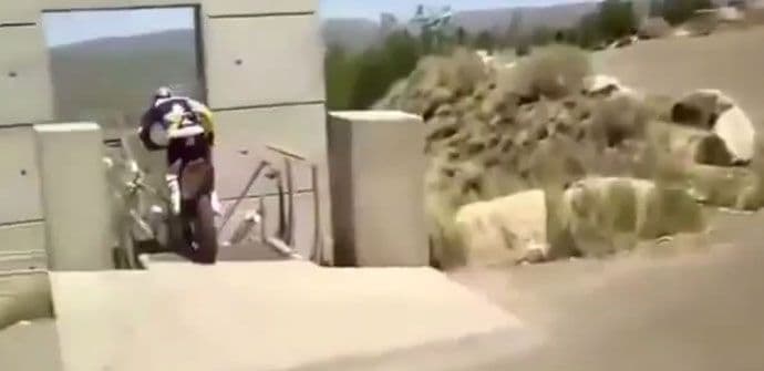 Pogledajte kako izgleda skok motociklom sa skakaonice Pogledajte kako izgleda skok motociklom sa skakaonice