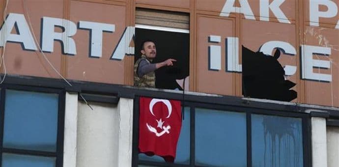 Novi incident u Turskoj: Naoružani muškarci upali u sjedište Erdoganove stranke (VIDEO) Novi incident u Turskoj: Naoružani muškarci upali u sjedište Erdoganove stranke (VIDEO)