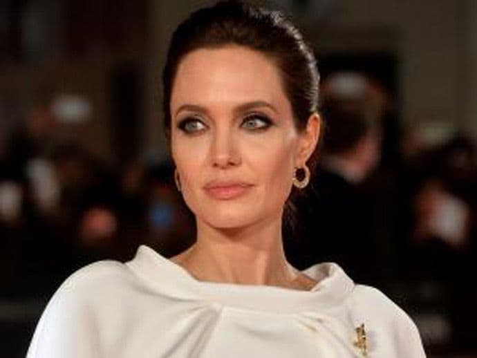 Anđelina Džoli zvanično promjenila prezime Anđelina Džoli zvanično promjenila prezime