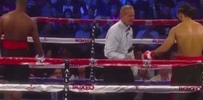 VIDEO: Bokseru ispao telefon iz šorca u prvoj rundi! VIDEO: Bokseru ispao telefon iz šorca u prvoj rundi!