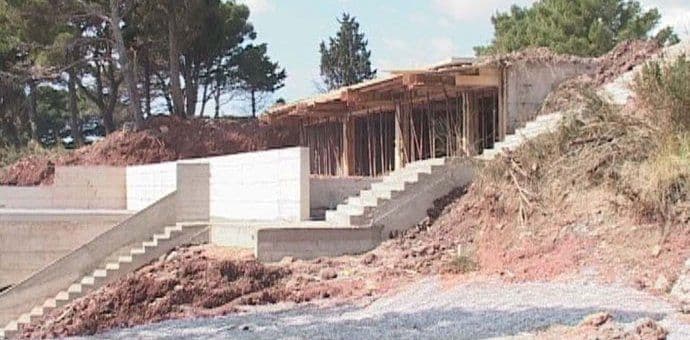 Bošković počeo da ruši svoj objekat na Crvenoj plaži  Bošković počeo da ruši svoj objekat na Crvenoj plaži