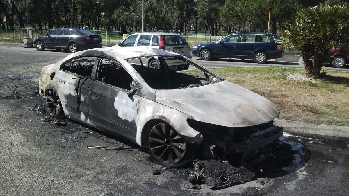 Blok 5: U podmetnutom požaru izgorio "pasat" i oštećeno nekoliko vozila Blok 5: U podmetnutom požaru izgorio "pasat" i oštećeno nekoliko vozila