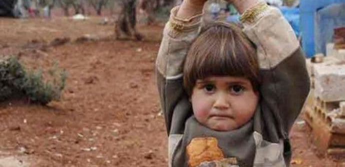 Rasplakala svijet: Otkrivena sudbina djevojčice koja se "predaje" fotoreporteru Rasplakala svijet: Otkrivena sudbina djevojčice koja se "predaje" fotoreporteru