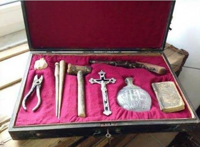 SRBIJA: Prodaje set protiv demona i vampira SRBIJA: Prodaje set protiv demona i vampira