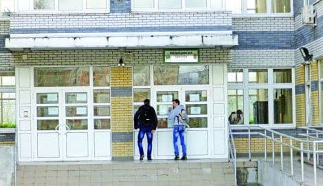 KRALJEVO: Đaci spriječili profesorku da udavi koleginicu  KRALJEVO: Đaci spriječili profesorku da udavi koleginicu