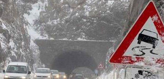 AMSCG: Oprezno zbog mokrih i klizavih puteva  AMSCG: Oprezno zbog mokrih i klizavih puteva