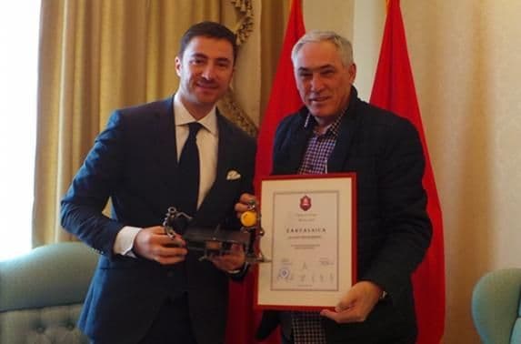 Bogdanović uručio zahvalnicu Banji Kaluđeroviću Bogdanović uručio zahvalnicu Banji Kaluđeroviću