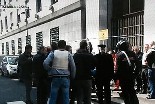 Pucnjava u milanskoj sudnici, dvije osobe poginule, napadač se krije u zgradi Pucnjava u milanskoj sudnici, dvije osobe poginule, napadač se krije u zgradi